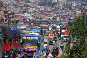 पृथ्वी राजमार्ग खुलेसँगै गन्तव्यतर्फ लागे काठमाडौँमा अड्किएका सवारी