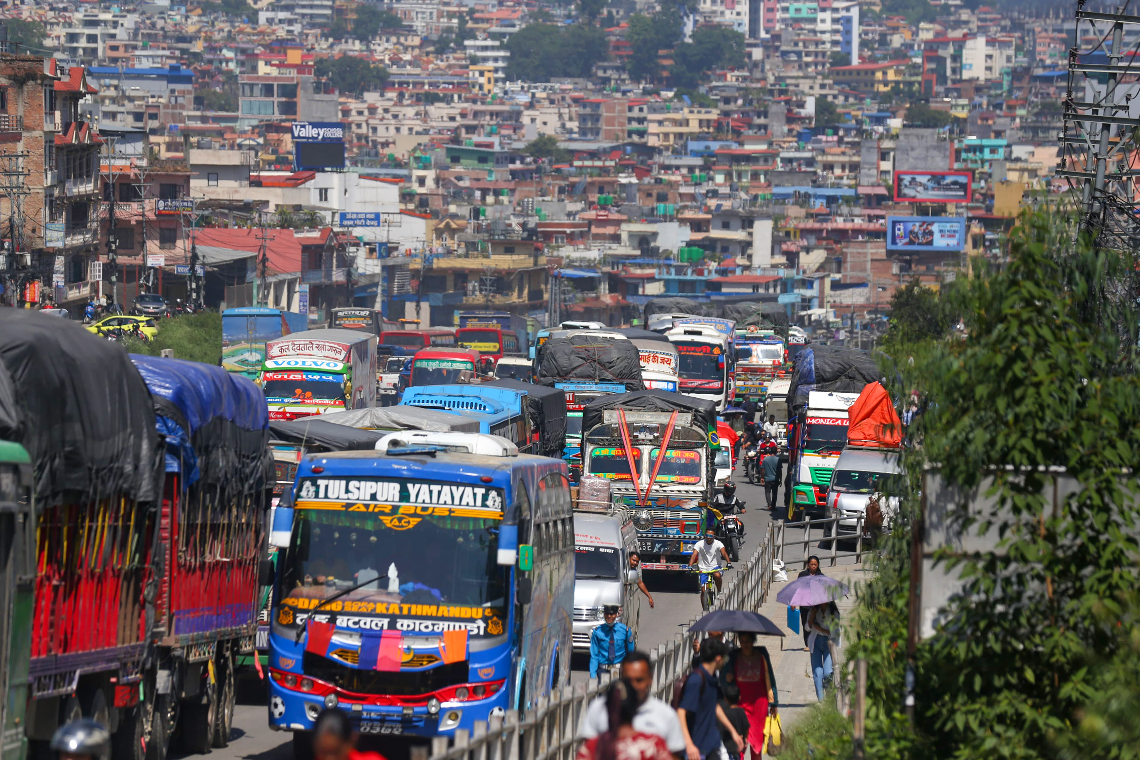 पृथ्वी राजमार्ग खुलेसँगै गन्तव्यतर्फ लागे काठमाडौँमा अड्किएका सवारी