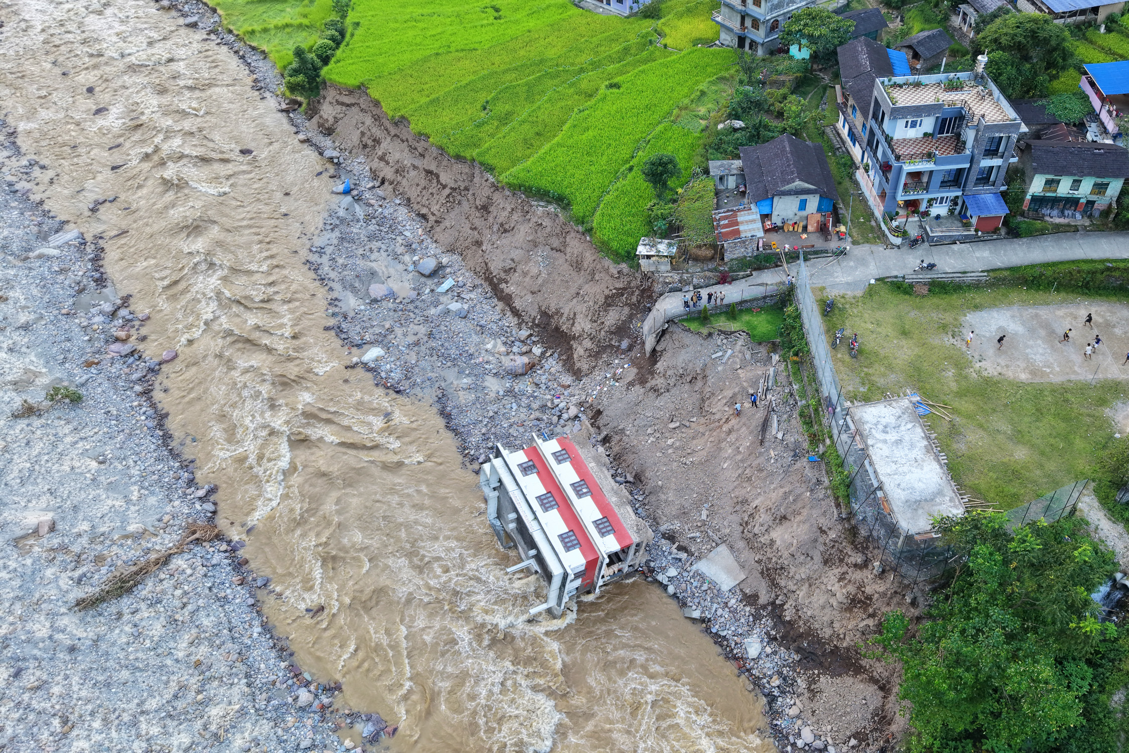 पहिले स्कुलको कोठामा कार्यालय, अहिले जगैदेखि खोलामा बजारियो नयाँ भवन